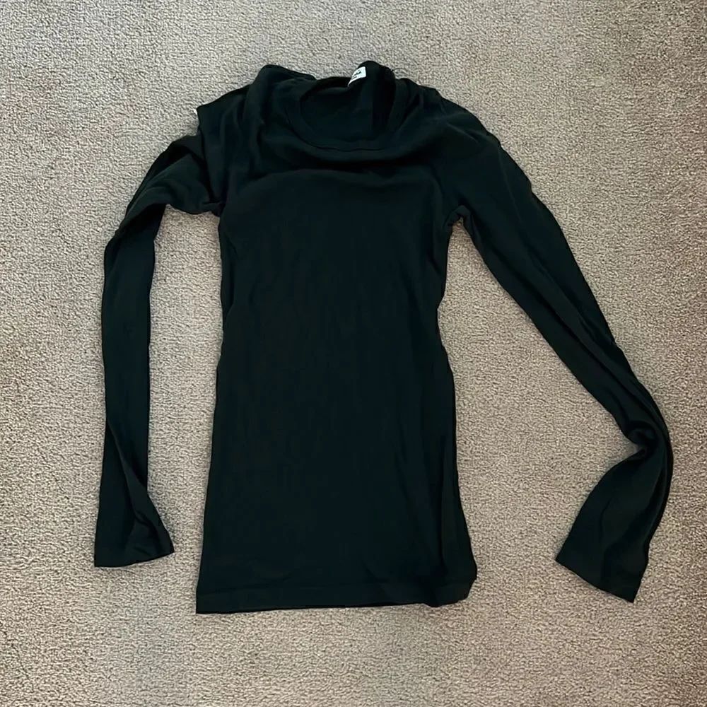 Splendidโ
greenโlongย sleeveโsmall